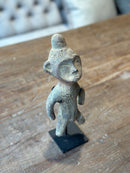 Stenen mannetje op statief