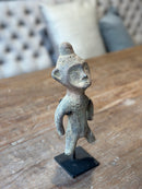 Stenen mannetje op statief