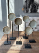 Oud bordje op statief