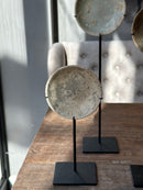 Oud bordje op statief