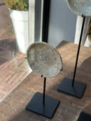 Oud bordje op statief