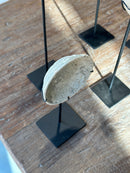 Oud bordje op statief