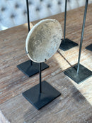 Oud bordje op statief