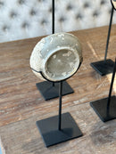 Oud bordje op statief