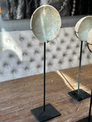 Oud bordje op statief