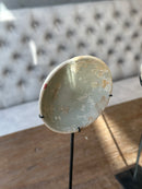 Oud bordje op statief