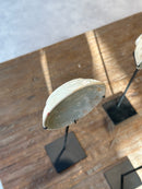 Oud bordje op statief