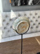 Oud bordje op statief