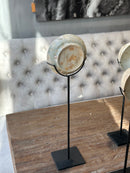 Oud bordje op statief