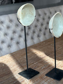 Oud bordje op statief