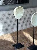 Oud bordje op statief