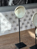 Oud bordje op statief