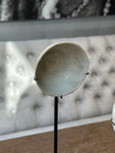 Oud bordje op statief