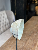 Oud bordje op statief