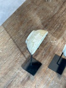 Oud bordje op statief