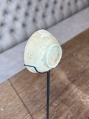 Oud bordje op statief