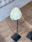 Oud bordje op statief