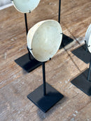 Oud bordje op statief