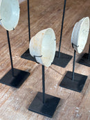 Oud bordje op statief