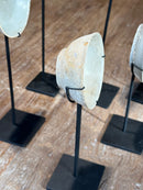 Oud bordje op statief