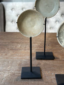 Oud bordje op statief