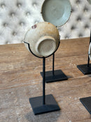 Oud bordje op statief