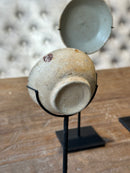 Oud bordje op statief