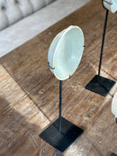 Oud bordje op statief