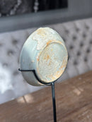 Oud bordje op statief