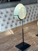 Oud bordje op statief