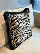 Kussen in champagnekleurige zebraprint stof met zwarte franjes - 45x45 cm - Eleonora Pumice Stone