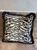 Kussen in champagnekleurige zebraprint stof met zwarte franjes - 45x45 cm - Eleonora Pumice Stone