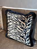 Kussen in champagnekleurige zebraprint stof met zwarte franjes - 45x45 cm - Eleonora Pumice Stone