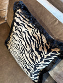 Kussen in champagnekleurige zebraprint stof met zwarte franjes - 45x45 cm - Eleonora Pumice Stone