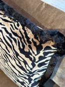 Kussen in champagnekleurige zebraprint stof met zwarte franjes - 45x45 cm - Eleonora Pumice Stone