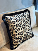 Kussen in champagnekleurige panterprint stof met zwarte franjes - 45x45 cm - Evita Pumice Stone