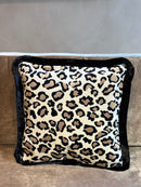 Kussen in champagnekleurige panterprint stof met zwarte franjes - 45x45 cm - Evita Pumice Stone