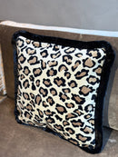 Kussen in champagnekleurige panterprint stof met zwarte franjes - 45x45 cm - Evita Pumice Stone