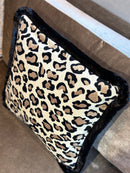 Kussen in champagnekleurige panterprint stof met zwarte franjes - 45x45 cm - Evita Pumice Stone