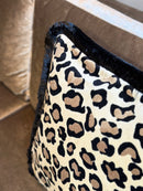 Kussen in champagnekleurige panterprint stof met zwarte franjes - 45x45 cm - Evita Pumice Stone