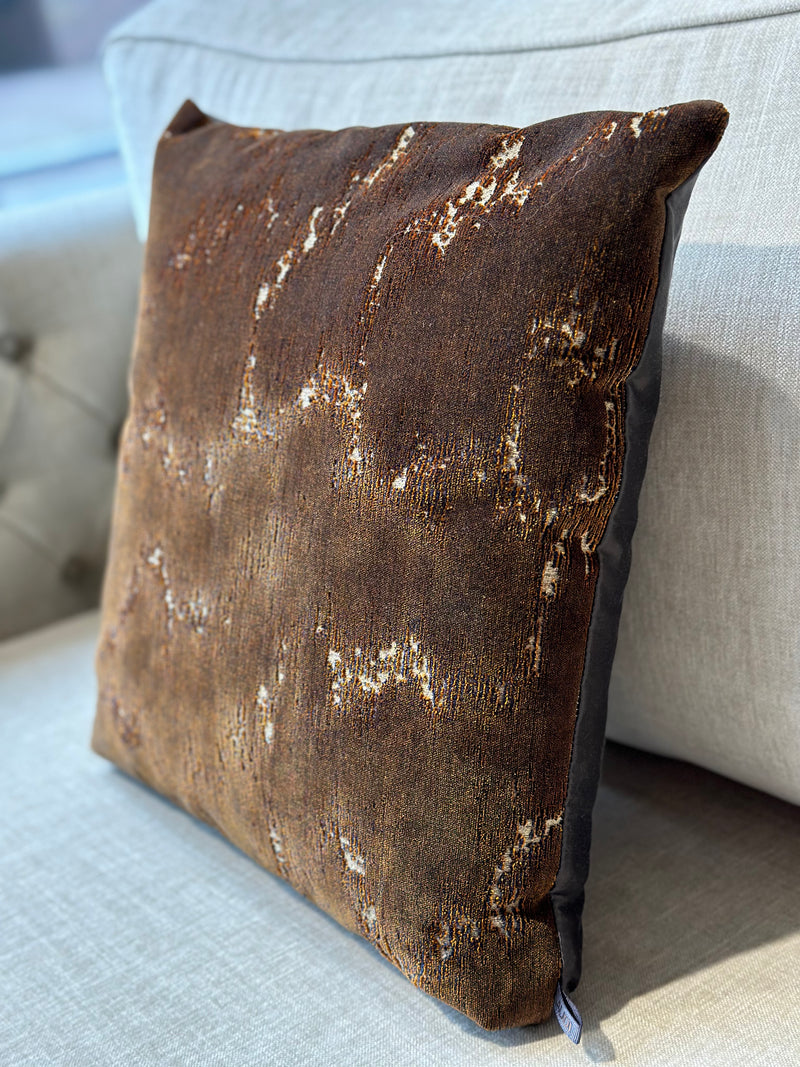 Bruin kussen met golvend patroon - Riberto Copper CLAUDI - 45x45 cm