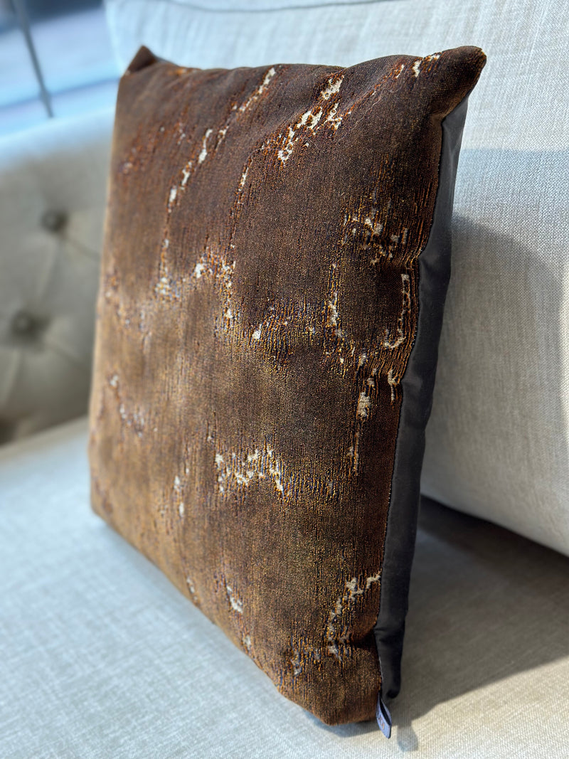 Bruin kussen met golvend patroon - Riberto Copper CLAUDI - 45x45 cm