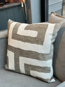 Leemkleurig kussen met witte patronen - Kubana Stone CLAUDI - 45x45 cm