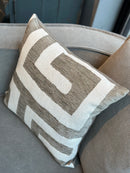 Leemkleurig kussen met witte patronen - Kubana Stone CLAUDI - 45x45 cm