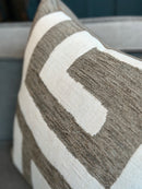 Leemkleurig kussen met witte patronen - Kubana Stone CLAUDI - 45x45 cm