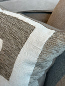 Leemkleurig kussen met witte patronen - Kubana Stone CLAUDI - 45x45 cm