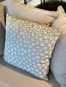 Ijsblauw kussen met panterprint patroon - 45x45 cm - Felinne Iced Blue