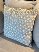 Ijsblauw kussen met panterprint patroon - 45x45 cm - Felinne Iced Blue