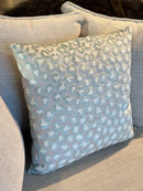 Ijsblauw kussen met panterprint patroon - 45x45 cm - Felinne Iced Blue
