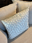 Ijsblauw kussen met panterprint patroon - 45x45 cm - Felinne Iced Blue